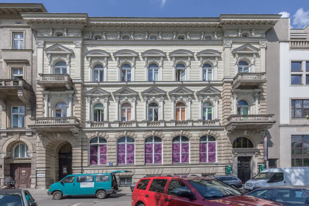 Widok na przednią część biurowca