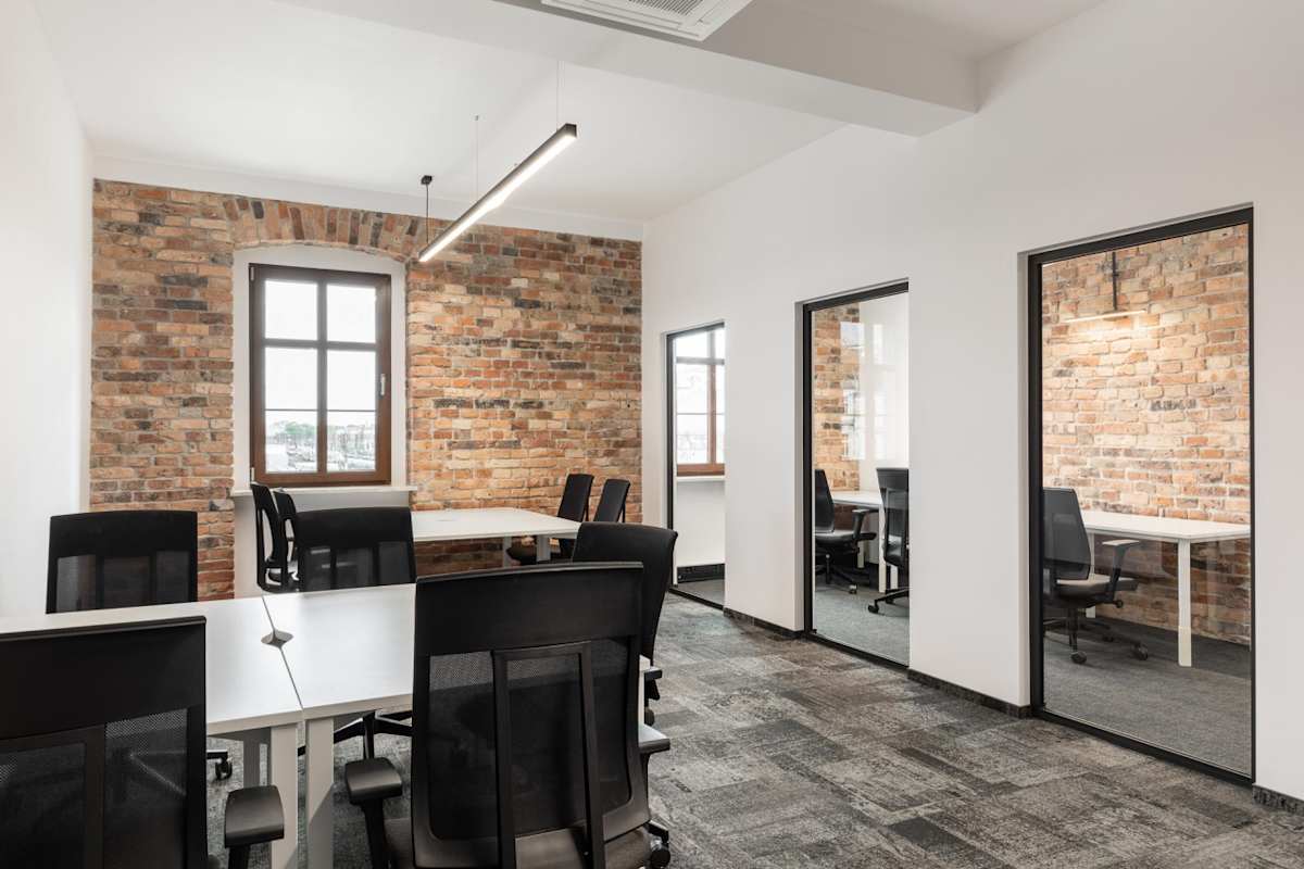 Cluster Offices, Dworcowa 8