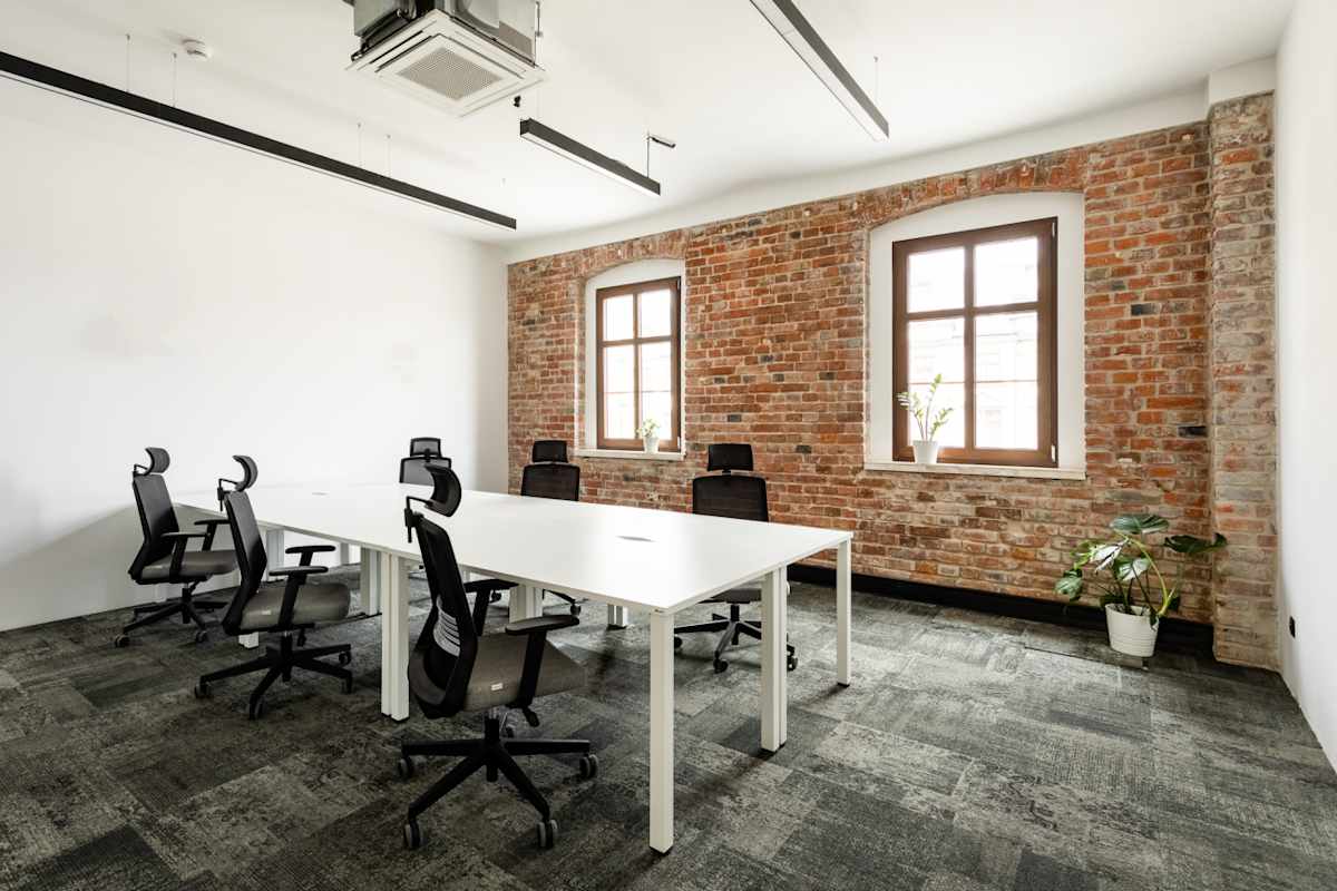 Cluster Offices, Dworcowa 8