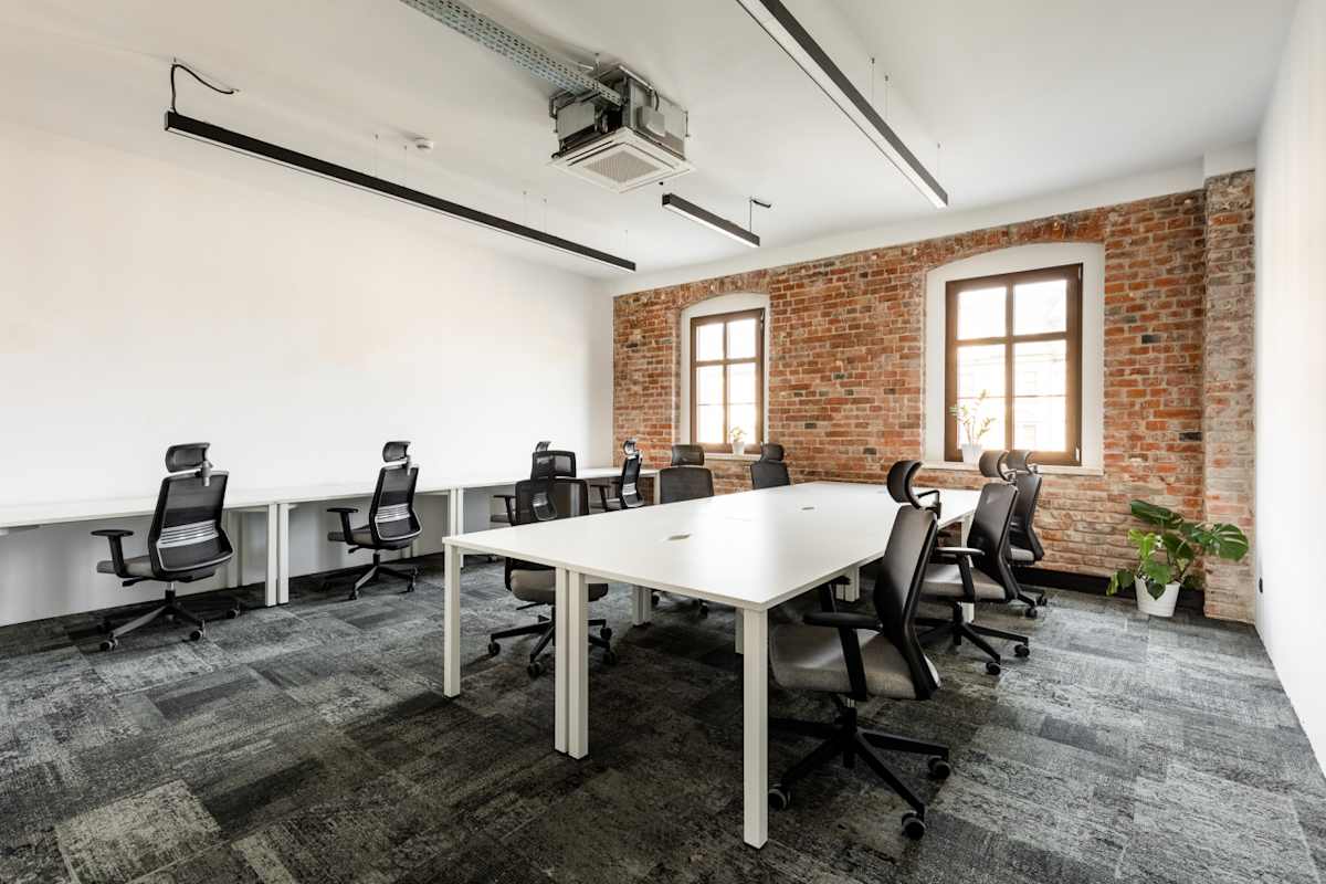 Cluster Offices, Dworcowa 8