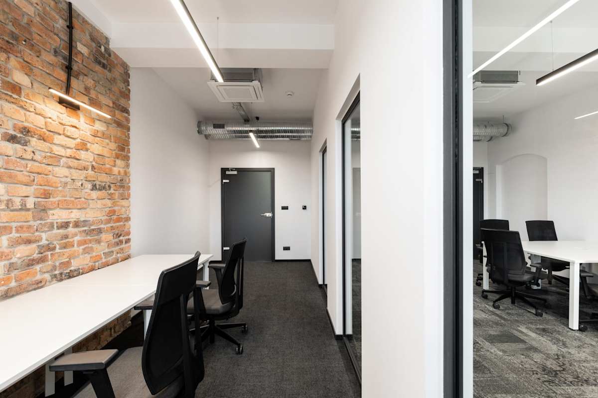 Cluster Offices, Dworcowa 8