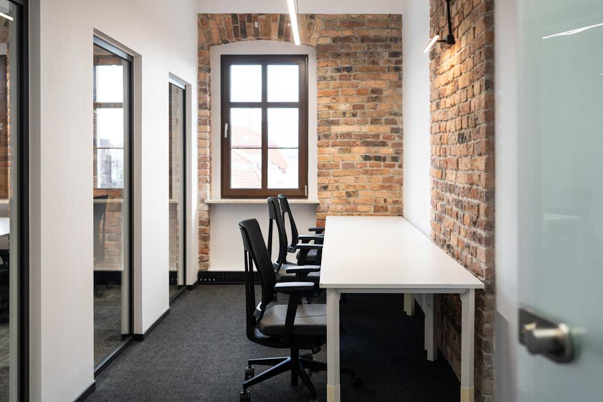 Cluster Offices, Dworcowa 8