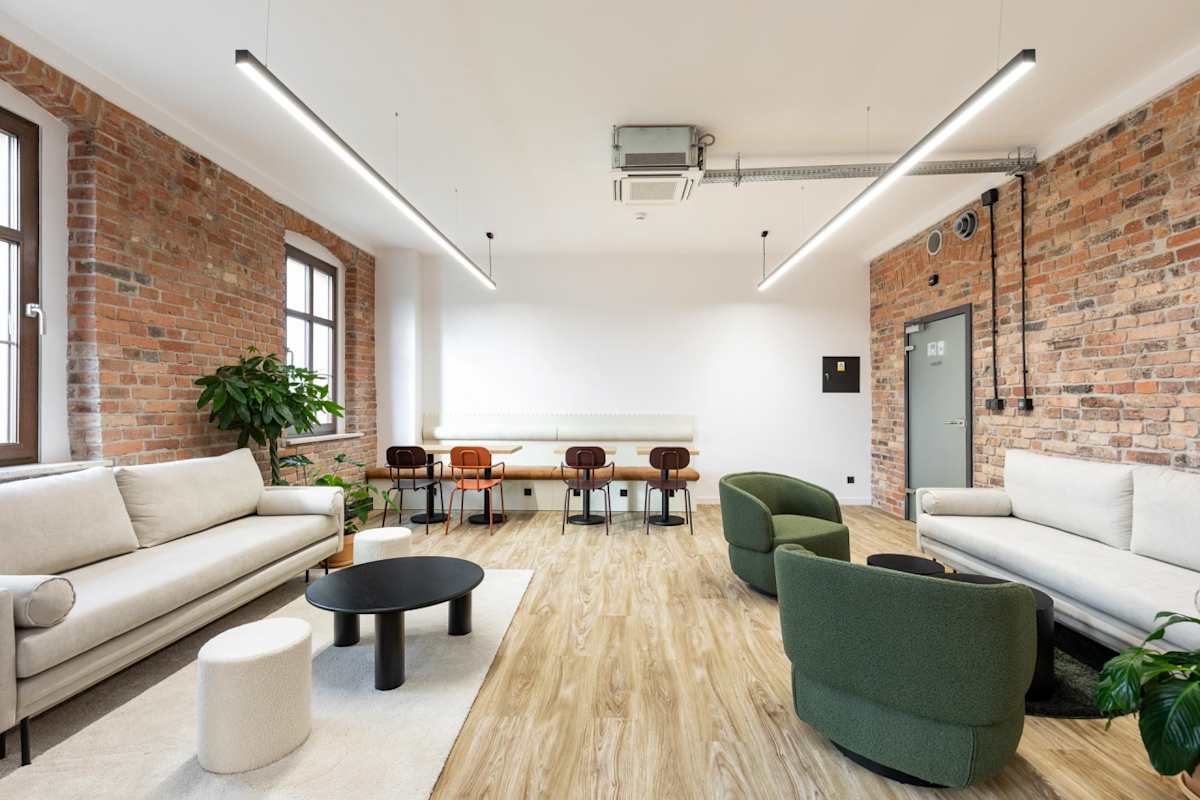 Cluster Offices, Dworcowa 8