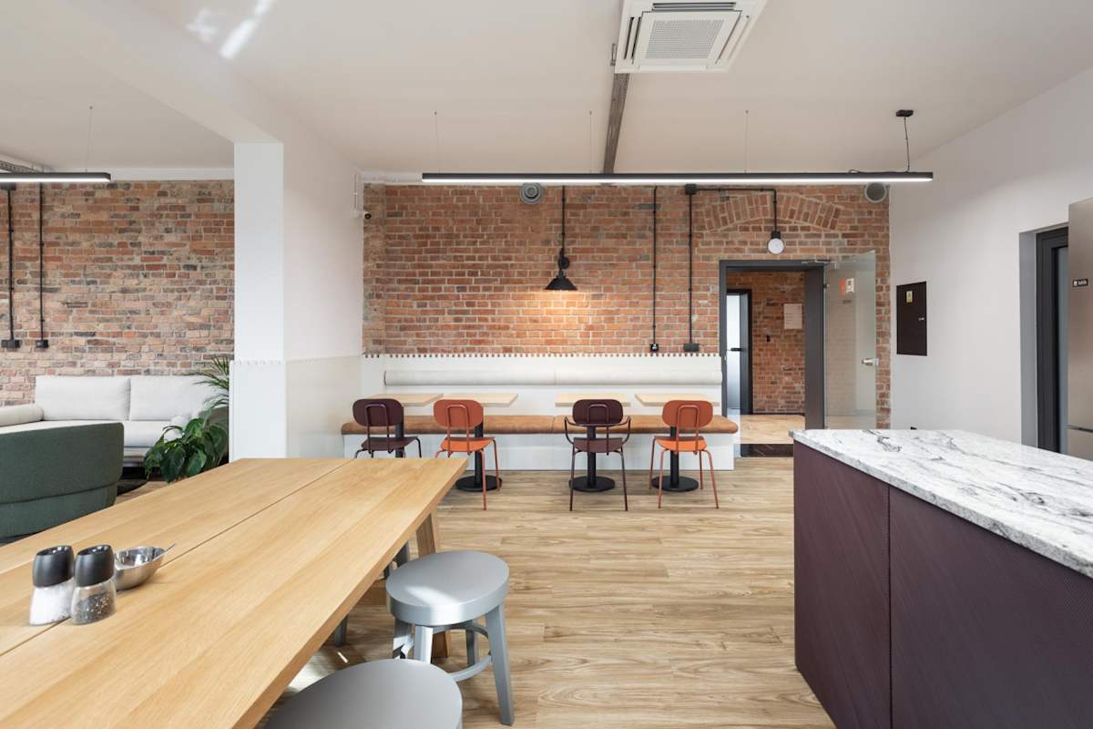 Cluster Offices, Dworcowa 8