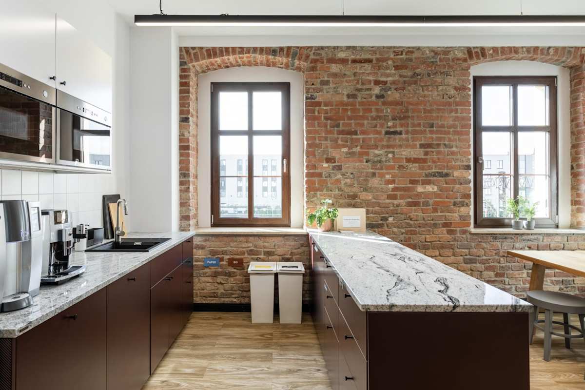 Cluster Offices, Dworcowa 8