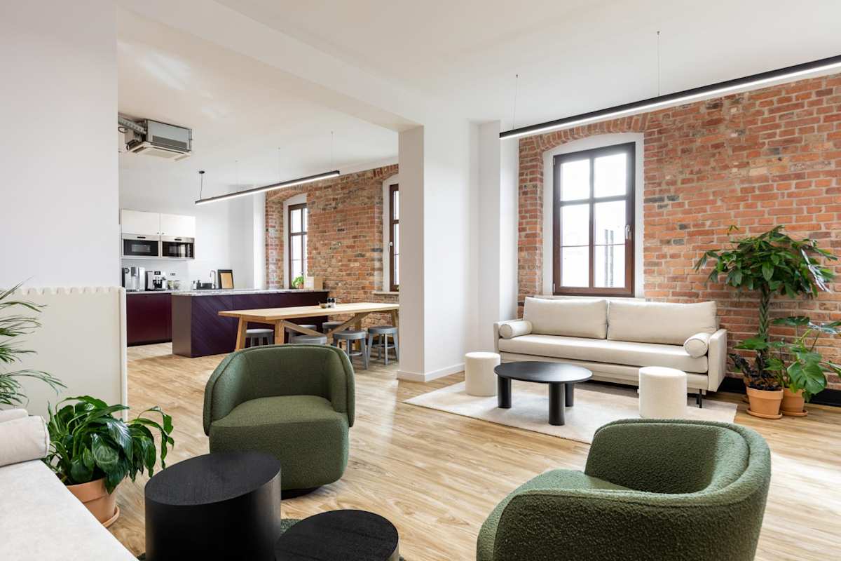 Cluster Offices, Dworcowa 8