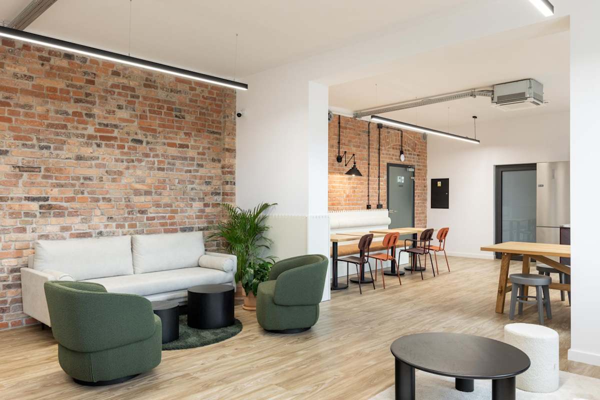 Cluster Offices, Dworcowa 8