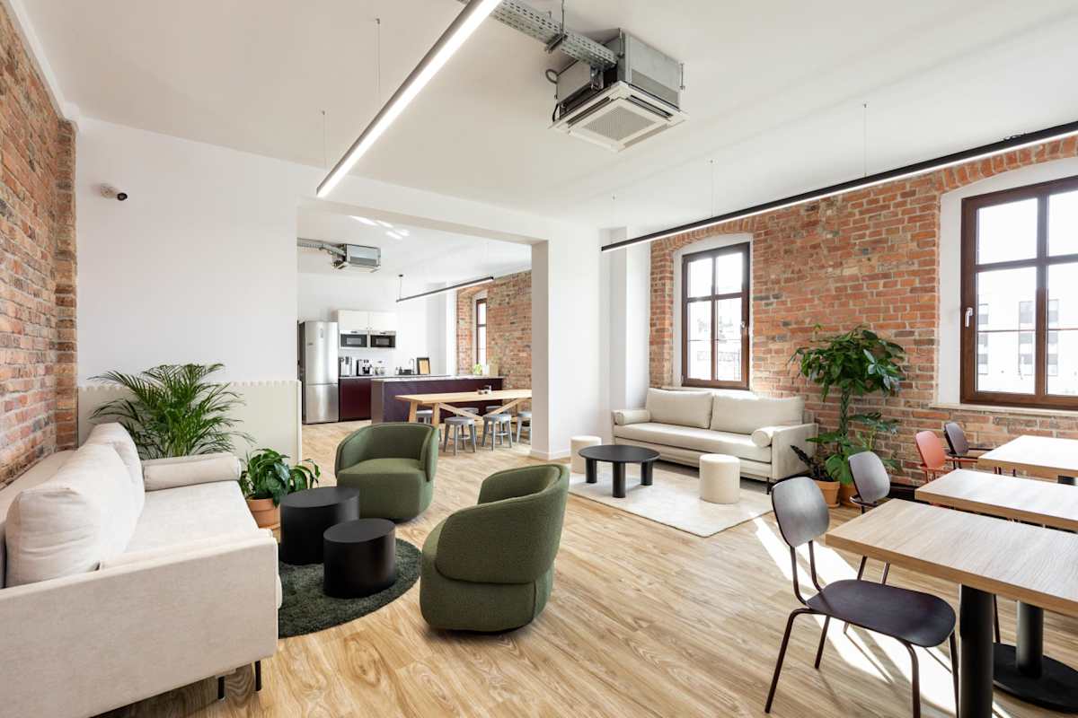 Cluster Offices, Dworcowa 8