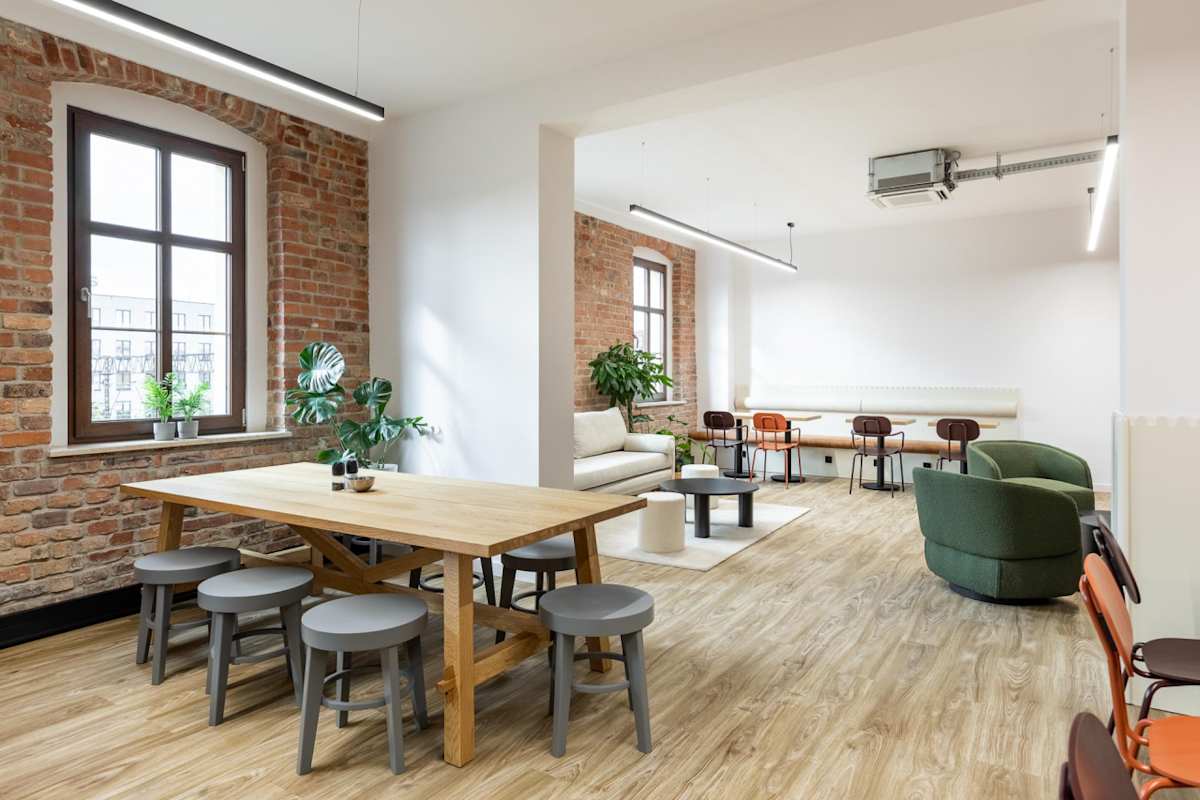 Cluster Offices, Dworcowa 8