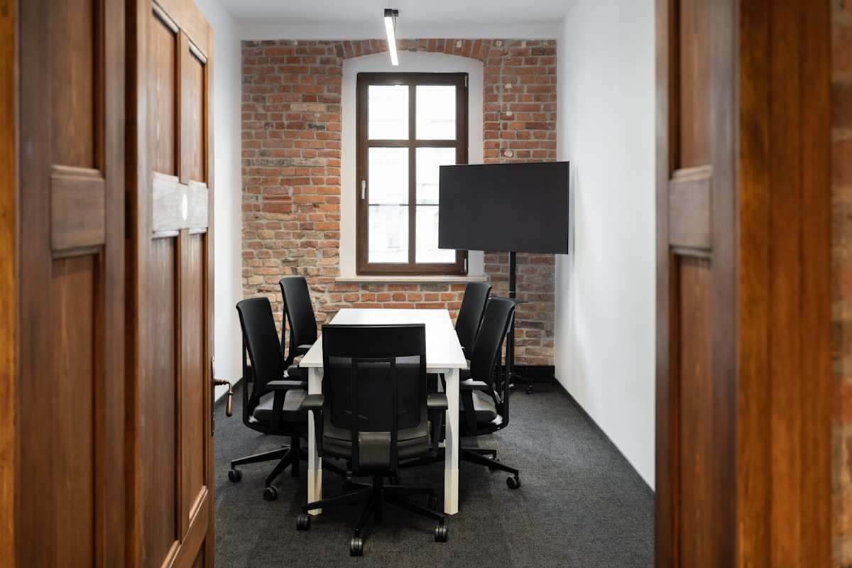 Cluster Offices, Dworcowa 8