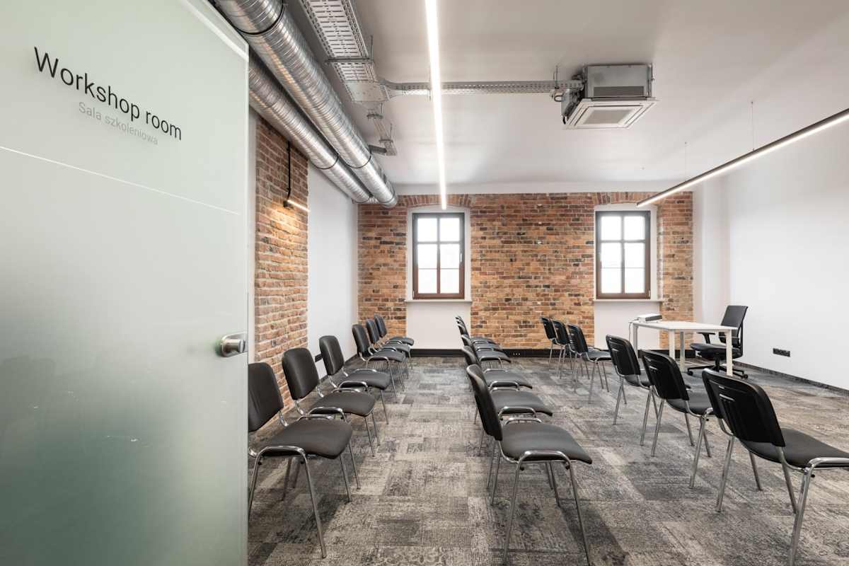 Cluster Offices, Dworcowa 8