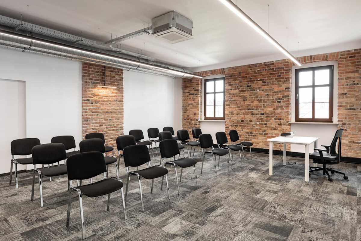 Cluster Offices, Dworcowa 8