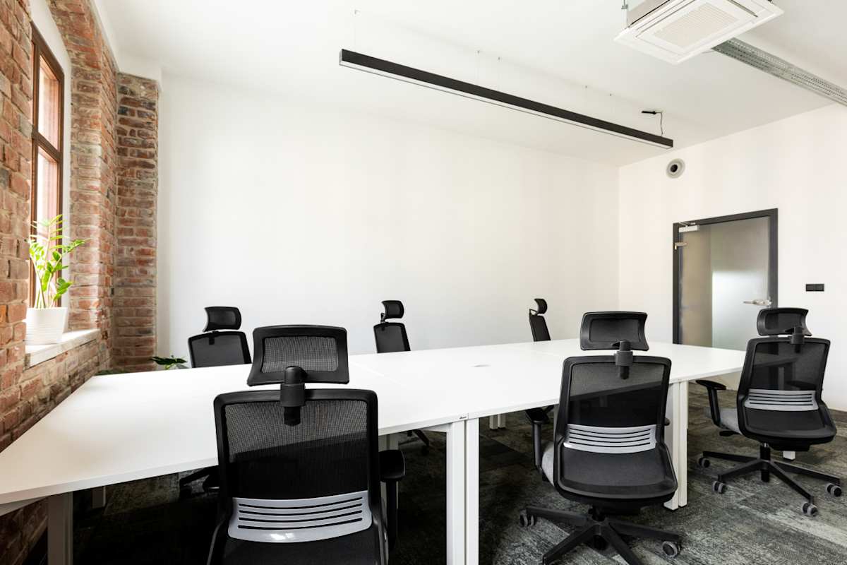 Cluster Offices, Dworcowa 8