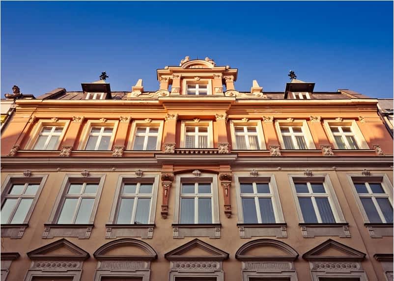 Zwieńczenie fasady kamienicy przy ul. Kiełbaśniczej 28