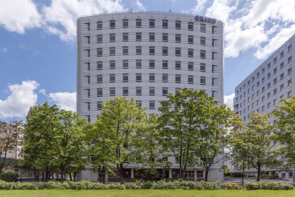 Elewacja budynku z przestrzenią biurową do wynajęcia