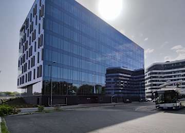 Kraków z nowym biurowcem