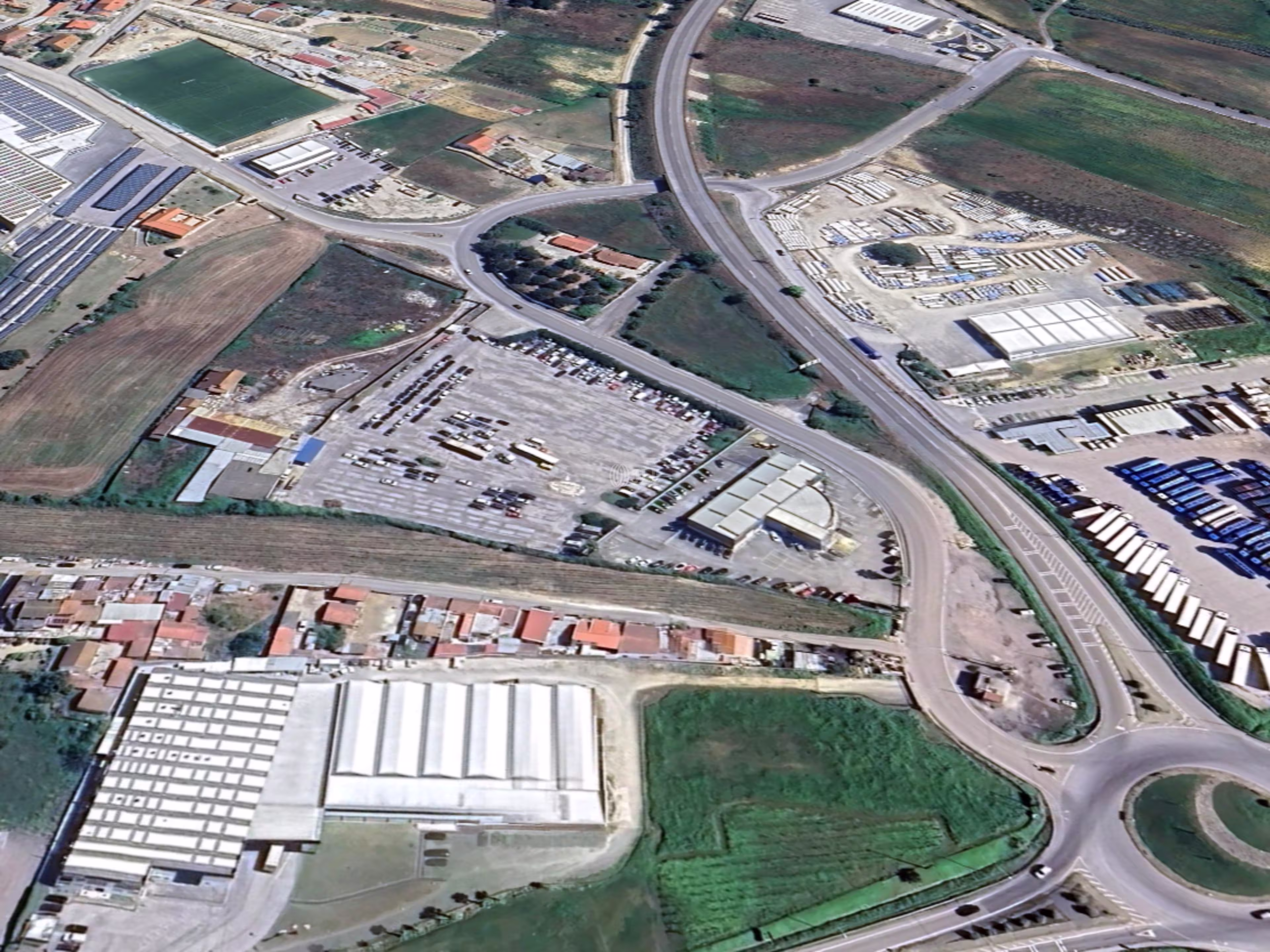 Armazém + Terreno em Aveiras de Cima