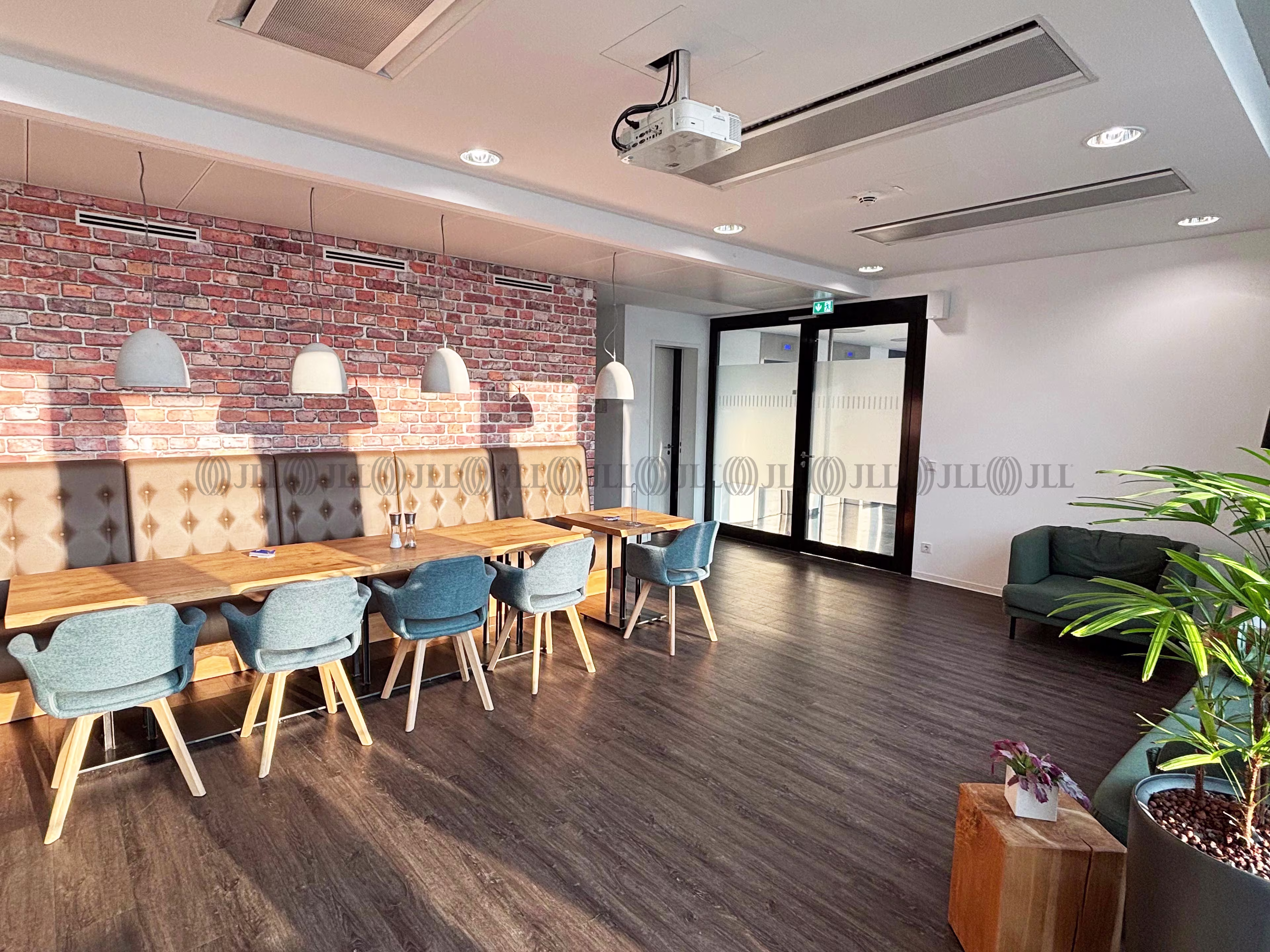 Theo-Champion-Straße 1