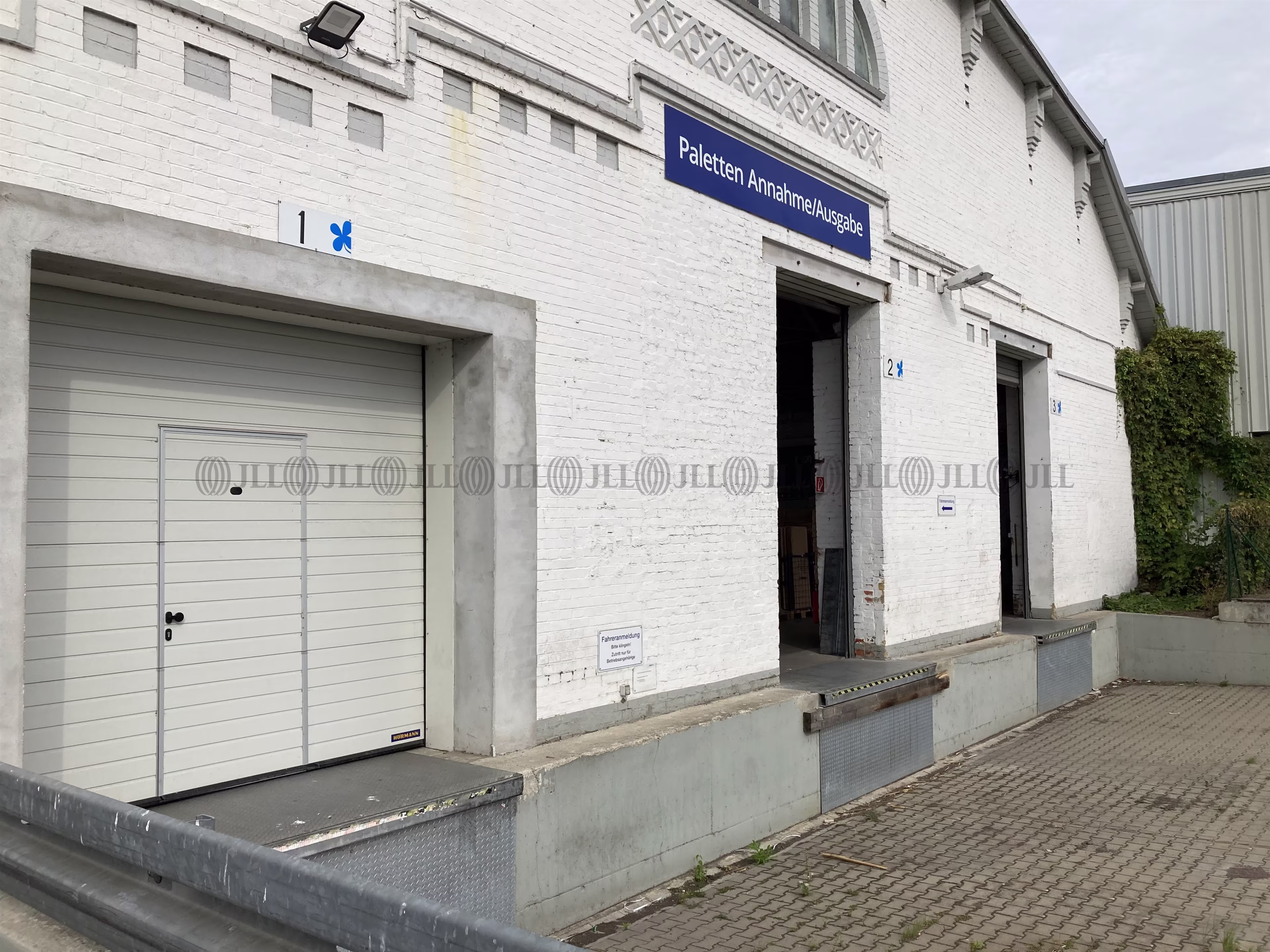 Hallen - Halle (Saale), Ost - B2542