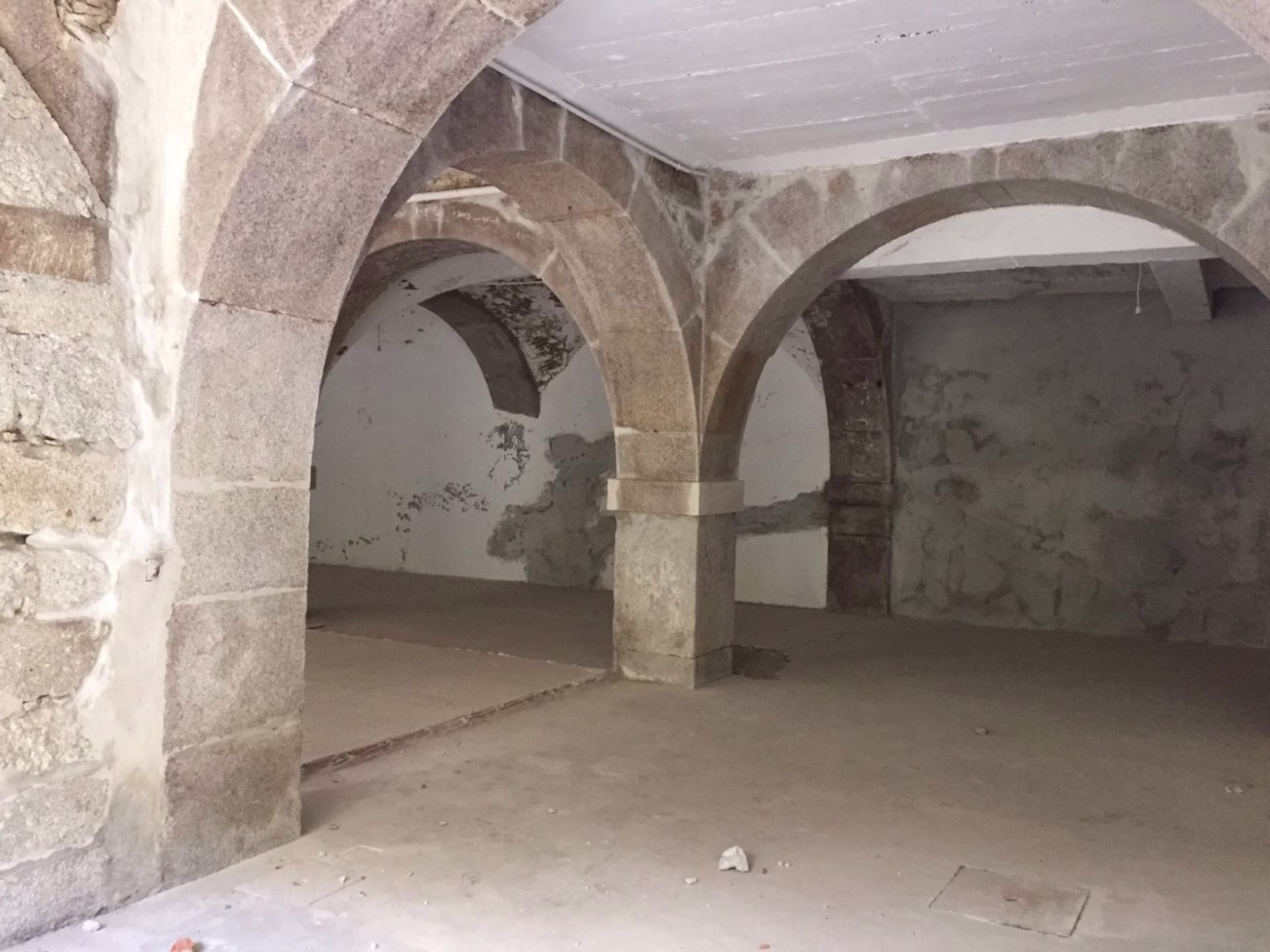 Loja com dois pisos na Sé, Porto