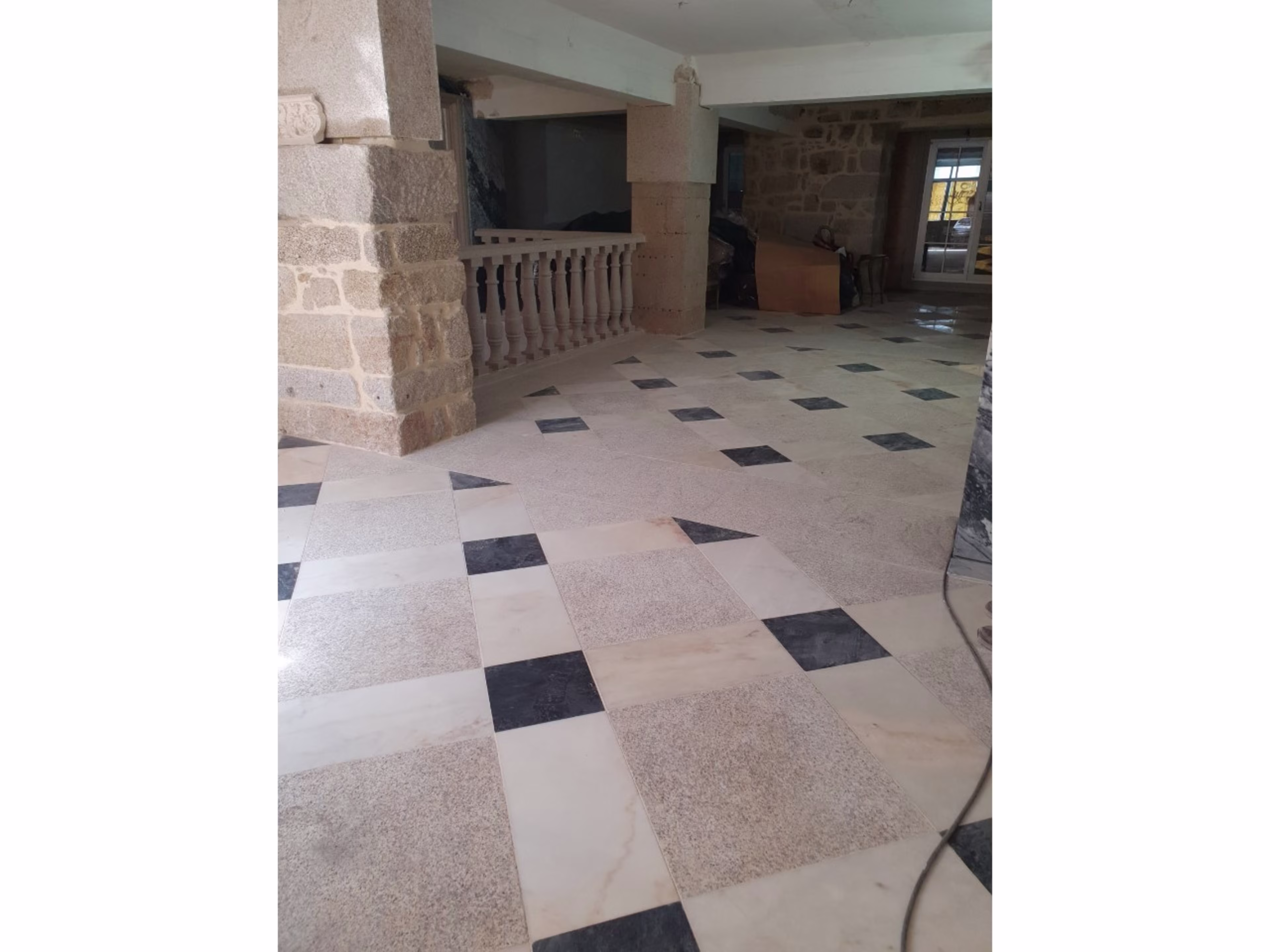 Loja com dois pisos na Sé, Porto