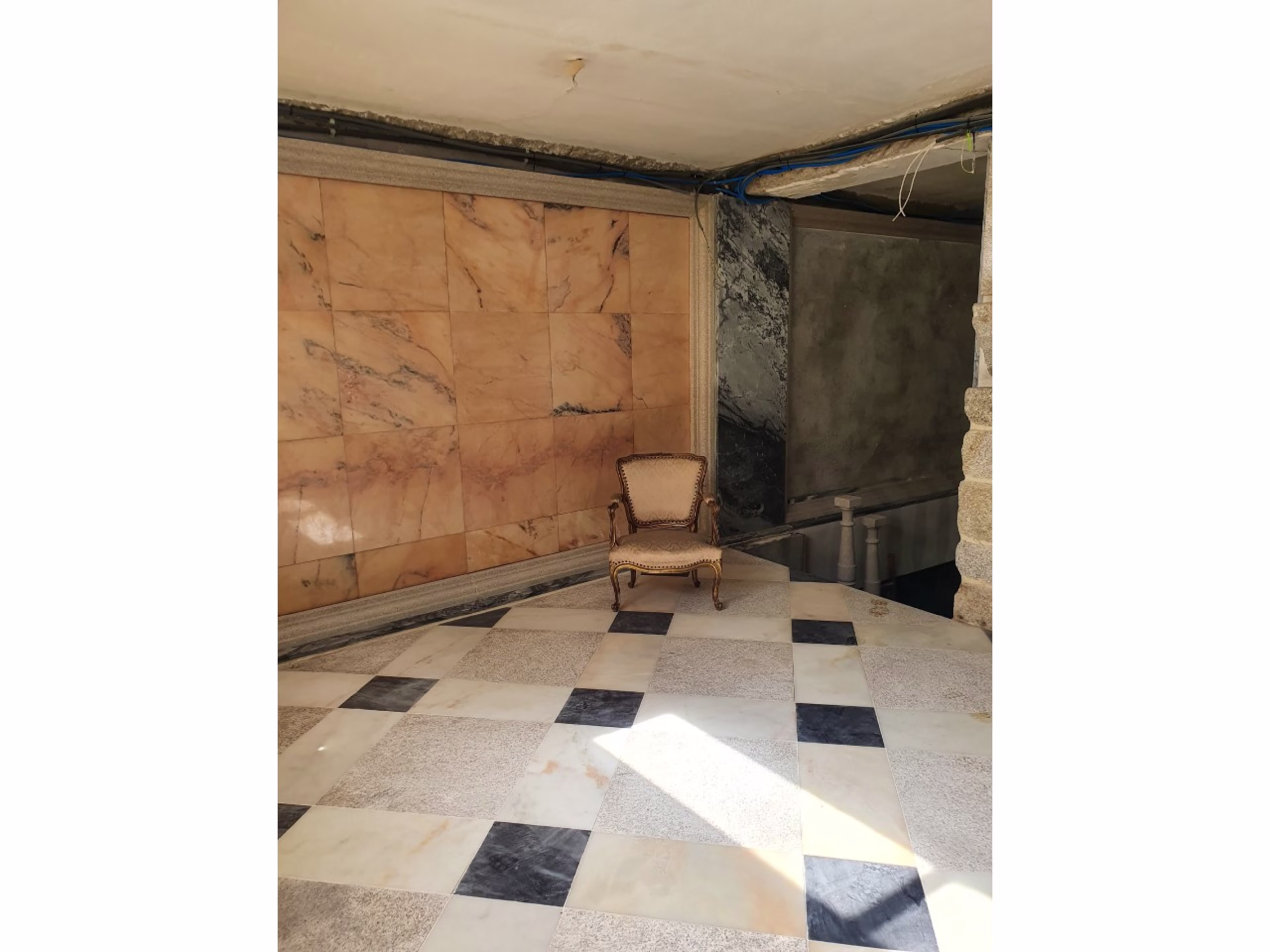 Loja com dois pisos na Sé, Porto