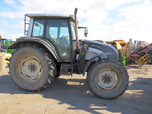 Valtra N121 Tractor