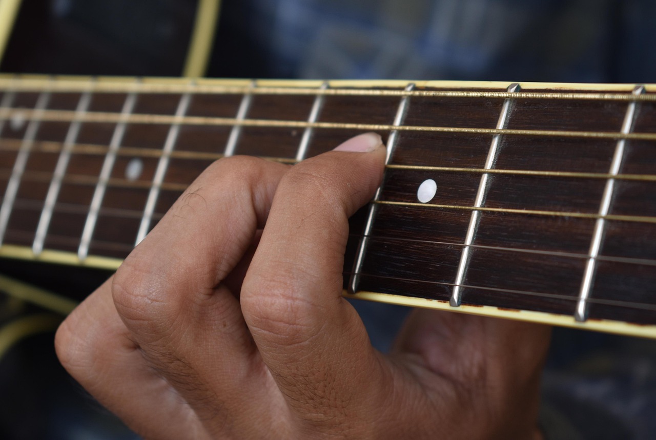 Cara Bermain Gitar Tanpa Melihat Senar
