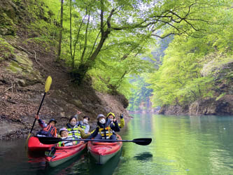 乘上独木舟和游览型 SUP，展开探险之旅