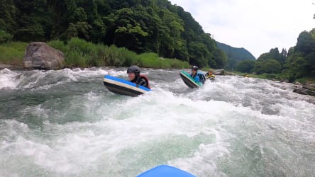 多摩川河上急流滑板