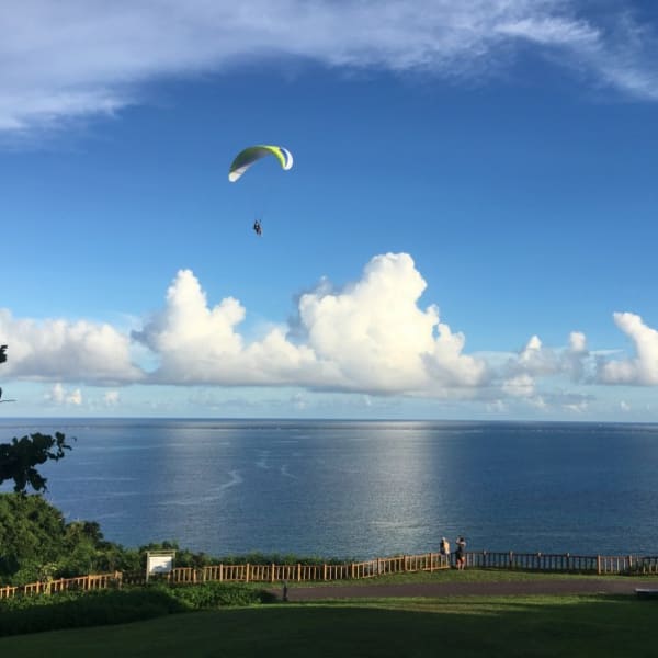在沖繩上空的滑翔傘飛行體驗