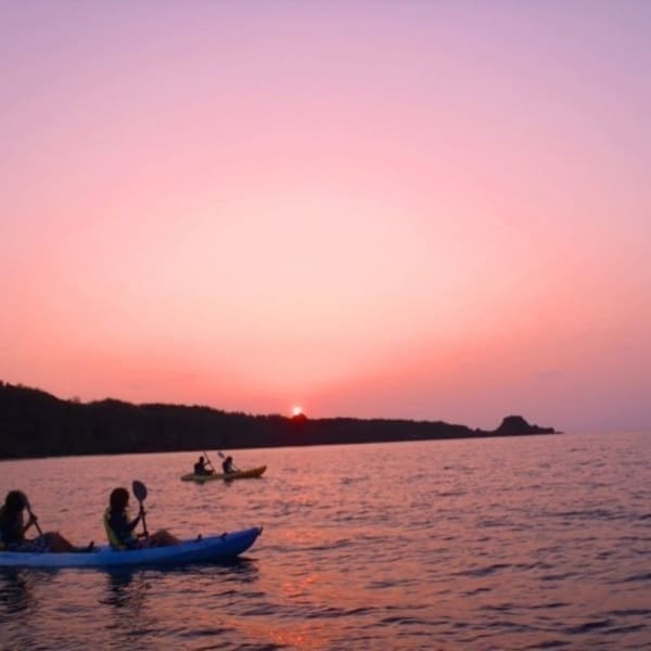 Petualangan Seru Menikmati Senja dari Atas Perahu Kayak di Laut Okinawa