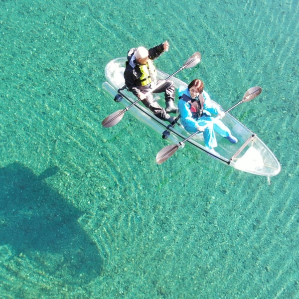 在透明度極高的仁淀川上體驗水晶獨木舟