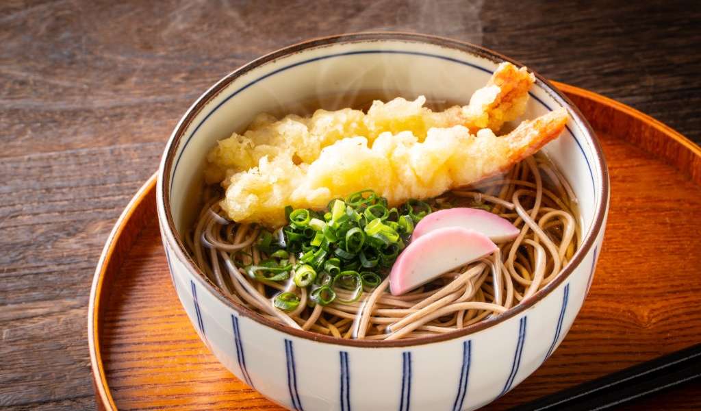 Tempura soba, tempura prawns and a cup full of soba noodles