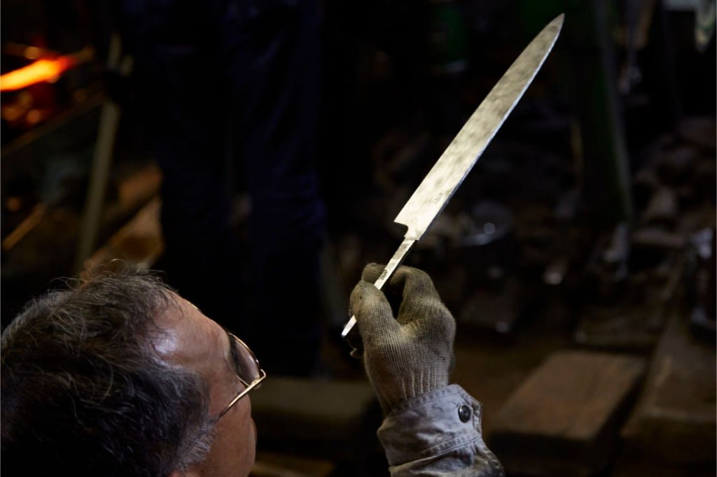 How is a traditional samurai sword made?