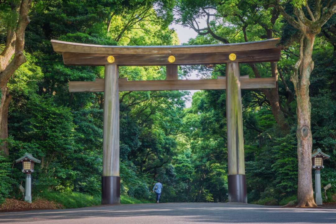 A giant traditional torii gate in Tokyo