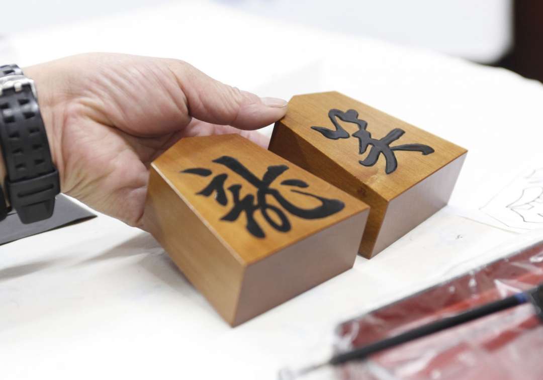 How to Select a Shogi Piece Stand and Shogi Piece Box