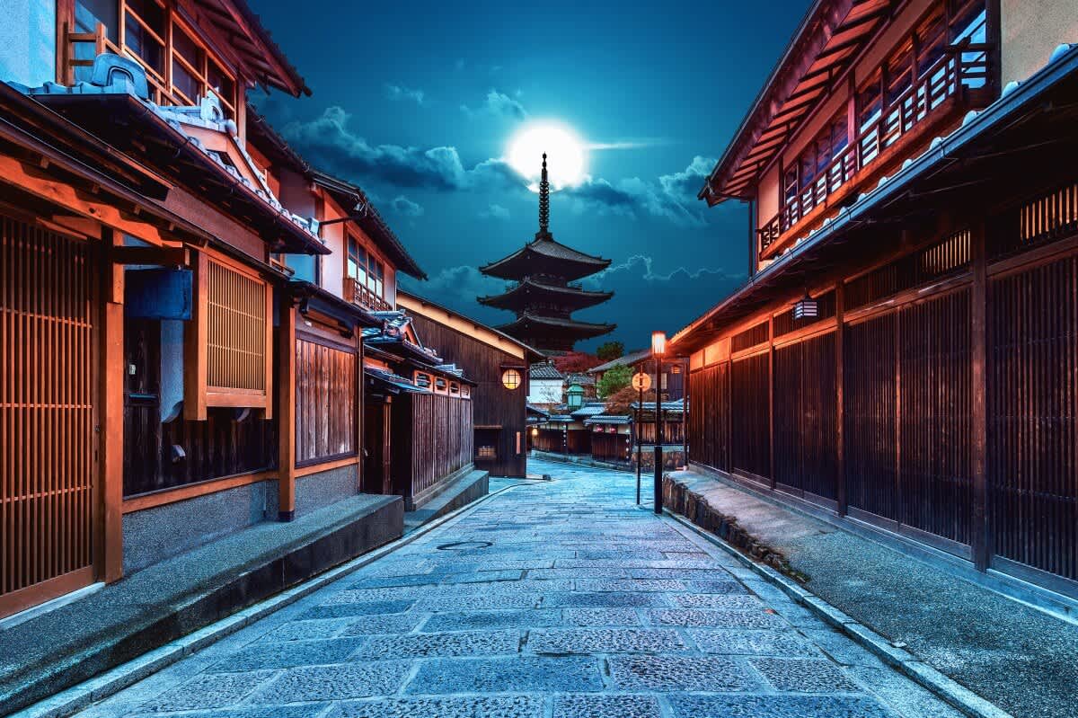 Sannenzaka, Kyoto at dusk