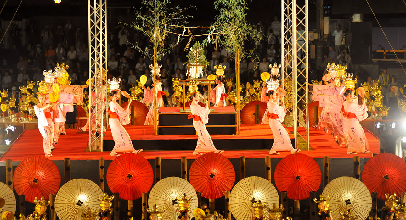 A thousand women dancing at Yamaga Lantern Festival