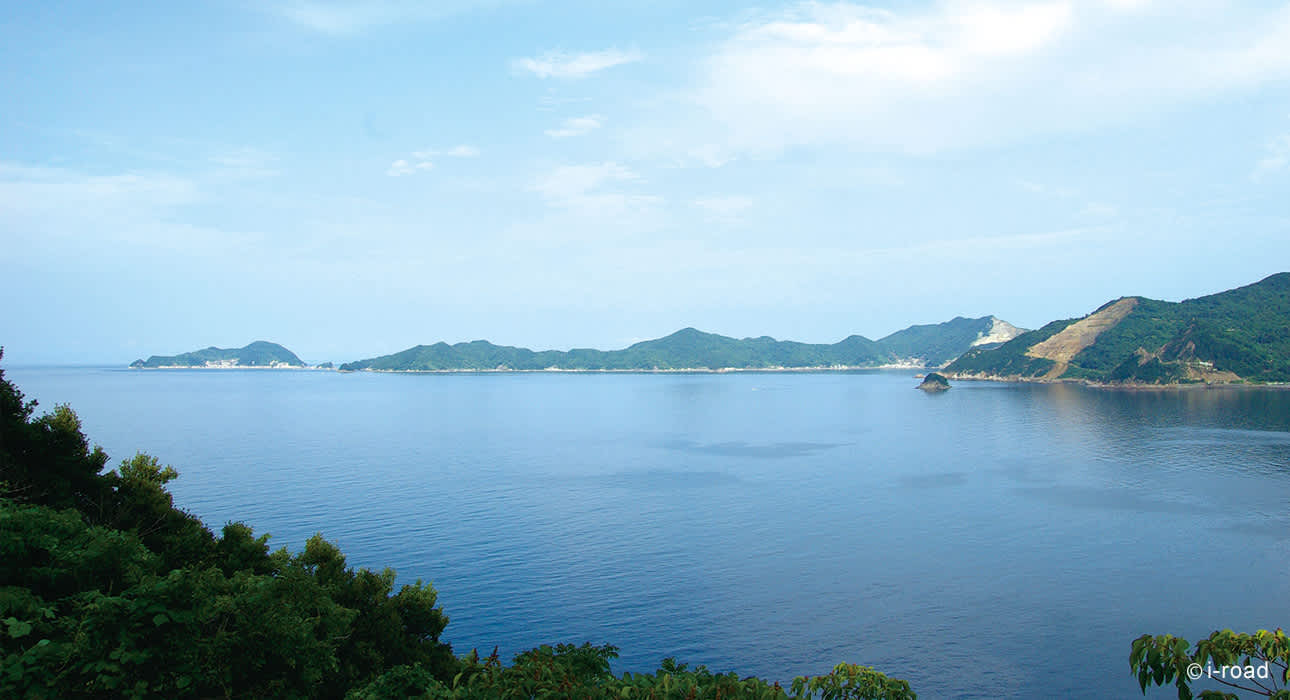 a unique natural contrast between deeply indented ria coastline and the “mikan” (mandarin orange) terraced fields