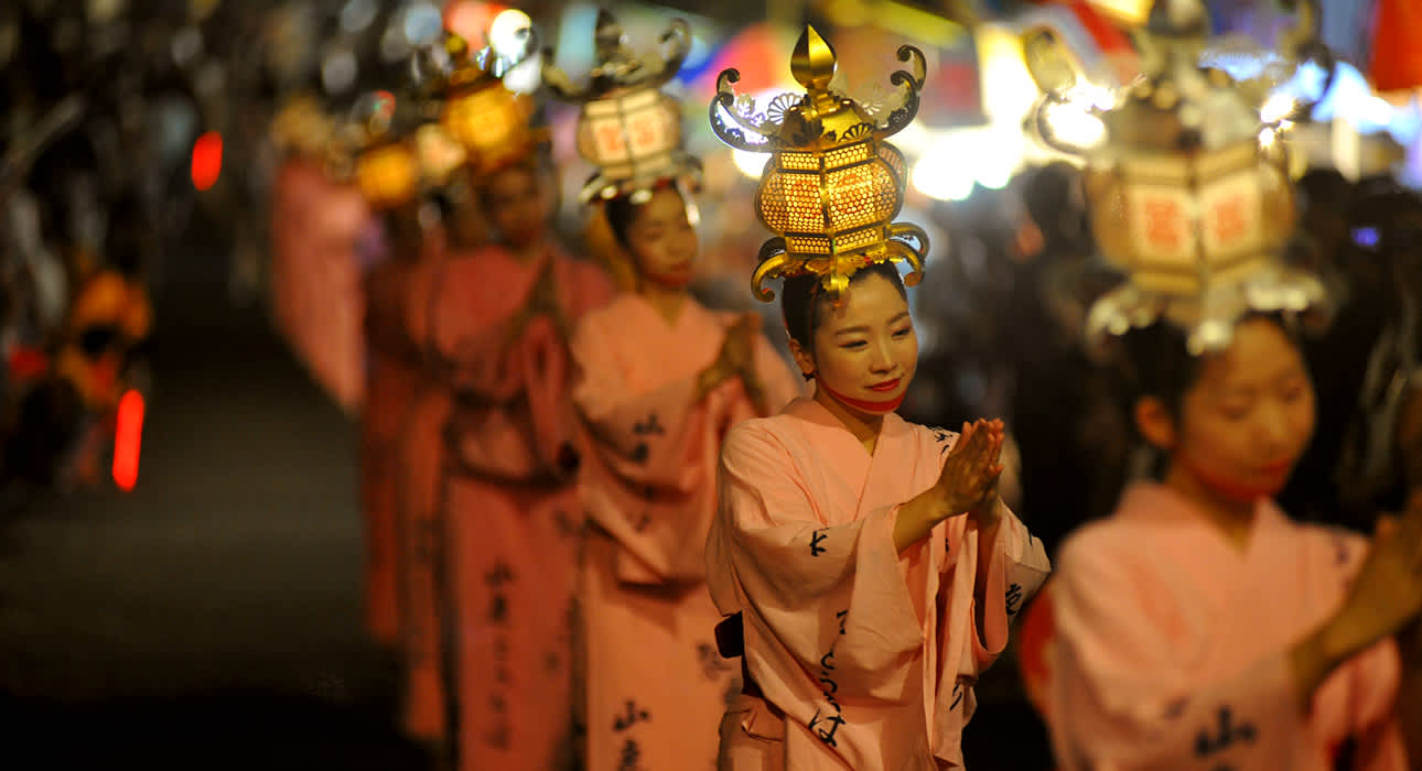 A thousand women dancing at Yamaga Lantern Festival