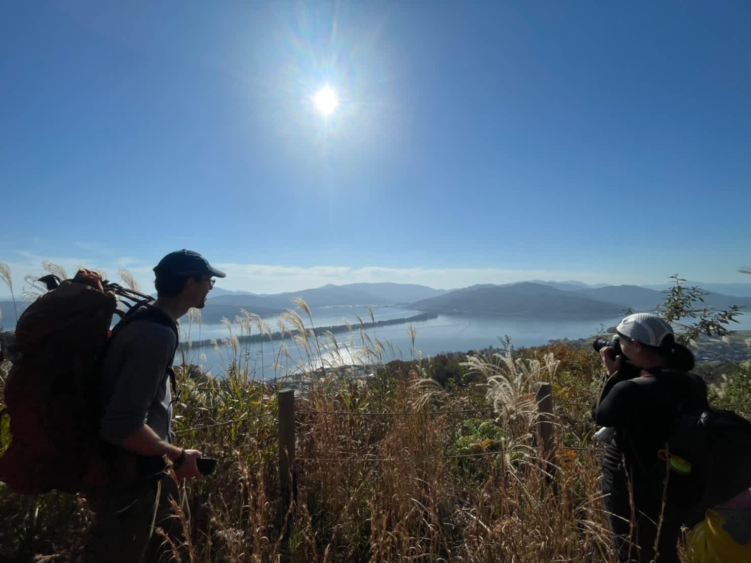 randonneurs sur le sentier d’Oni avec une vue panoramique du Japon