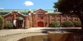 神谷傳兵衛記念館　外観（噴水）