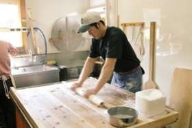 A men make Sanuki Udon noodels