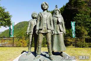 bronze statues of the characters from anime Attack on Titan