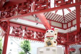 a giant maneki neko (fortune cat) statue in Osu’s Niomon Dori shopping street