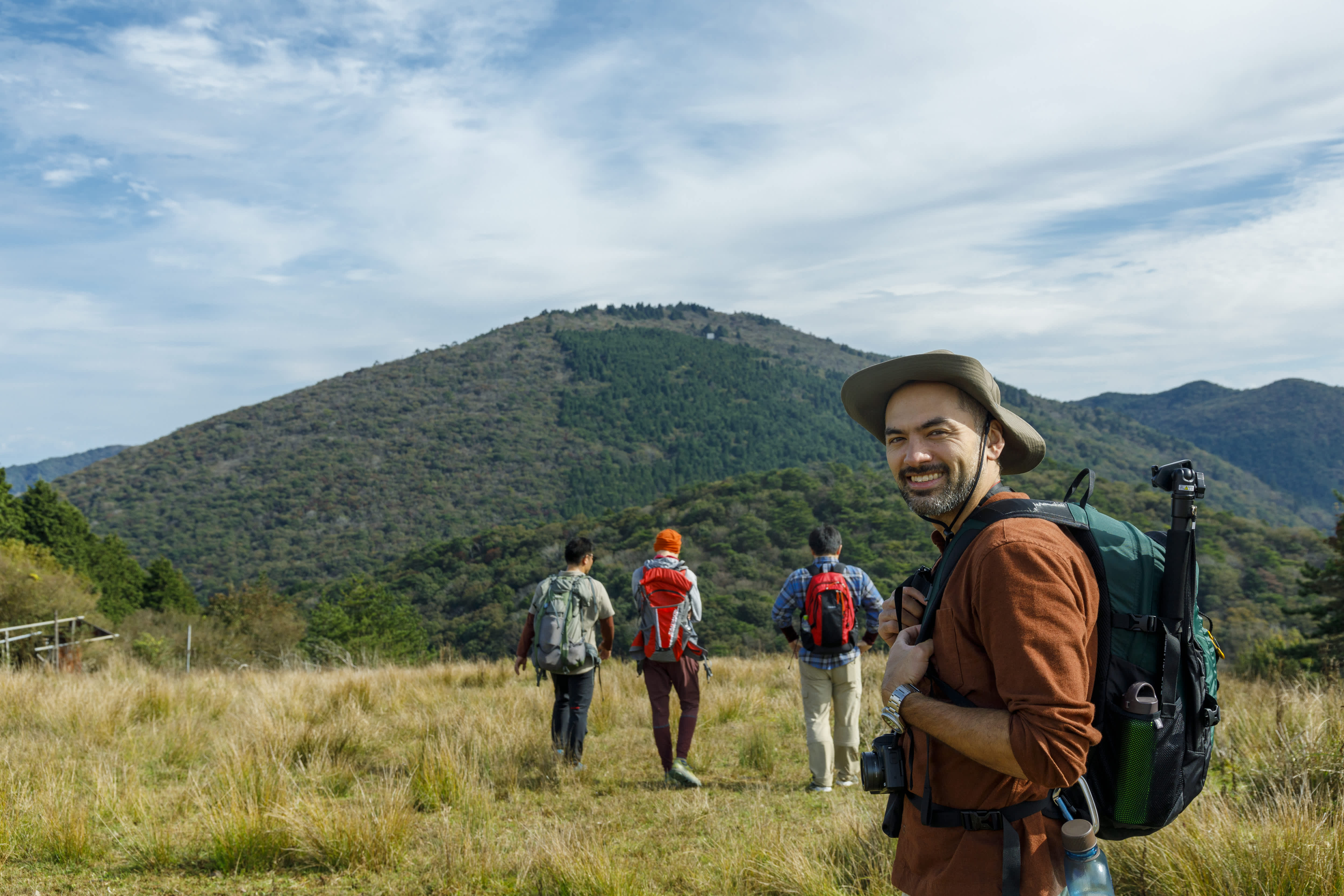 randonneurs visitant les montagnes d’Oeyama au Japon