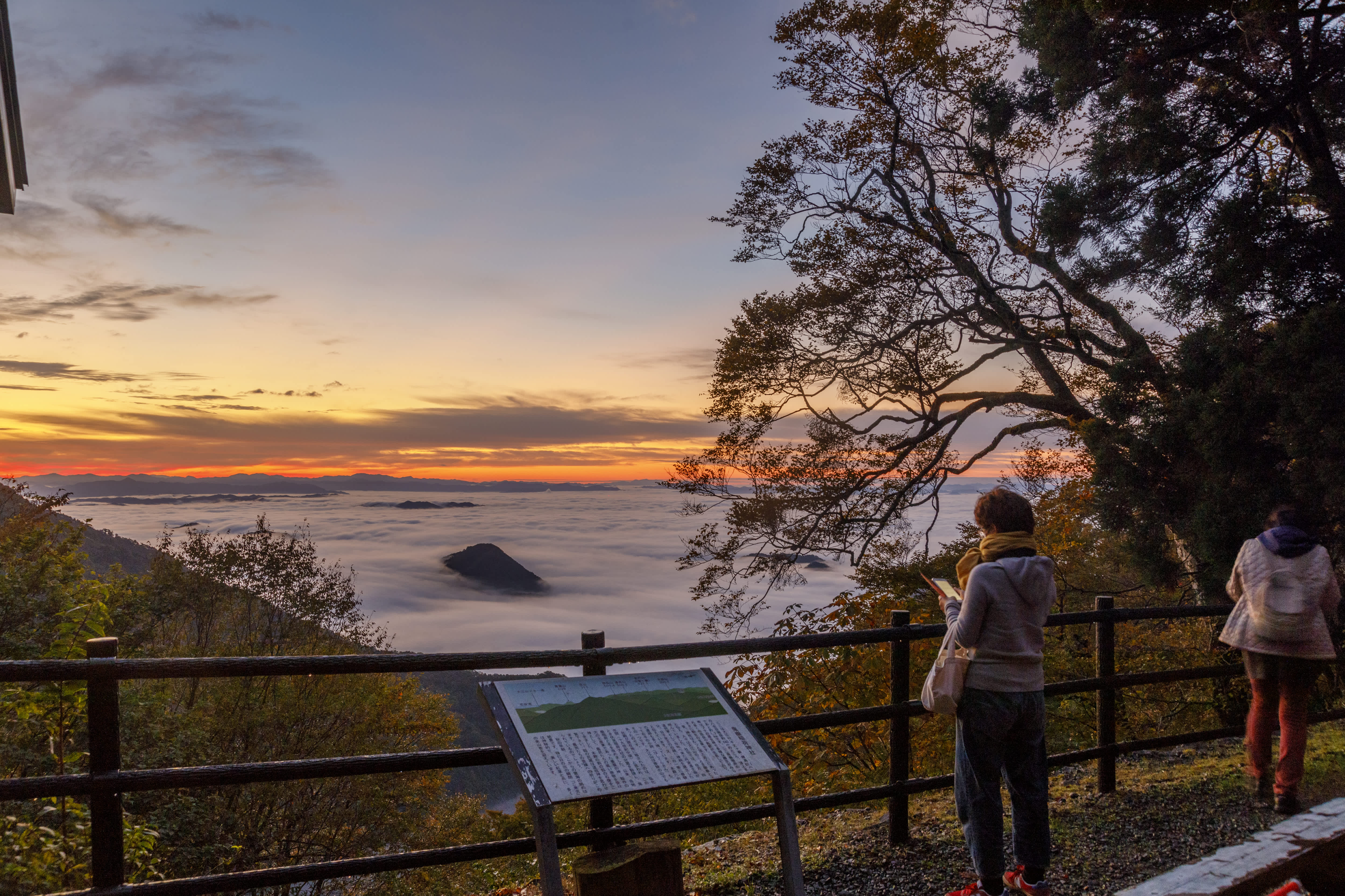 lever de soleil sur la mer de nuages et une plateforme du sanctuaire d’Onitake Inari au Japon