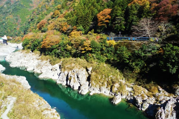 ② Day 3 to 4: Bask in autumn foliage at a scenic gorge and wind down at Dogo Onsen, the inspiration for Spirited Away