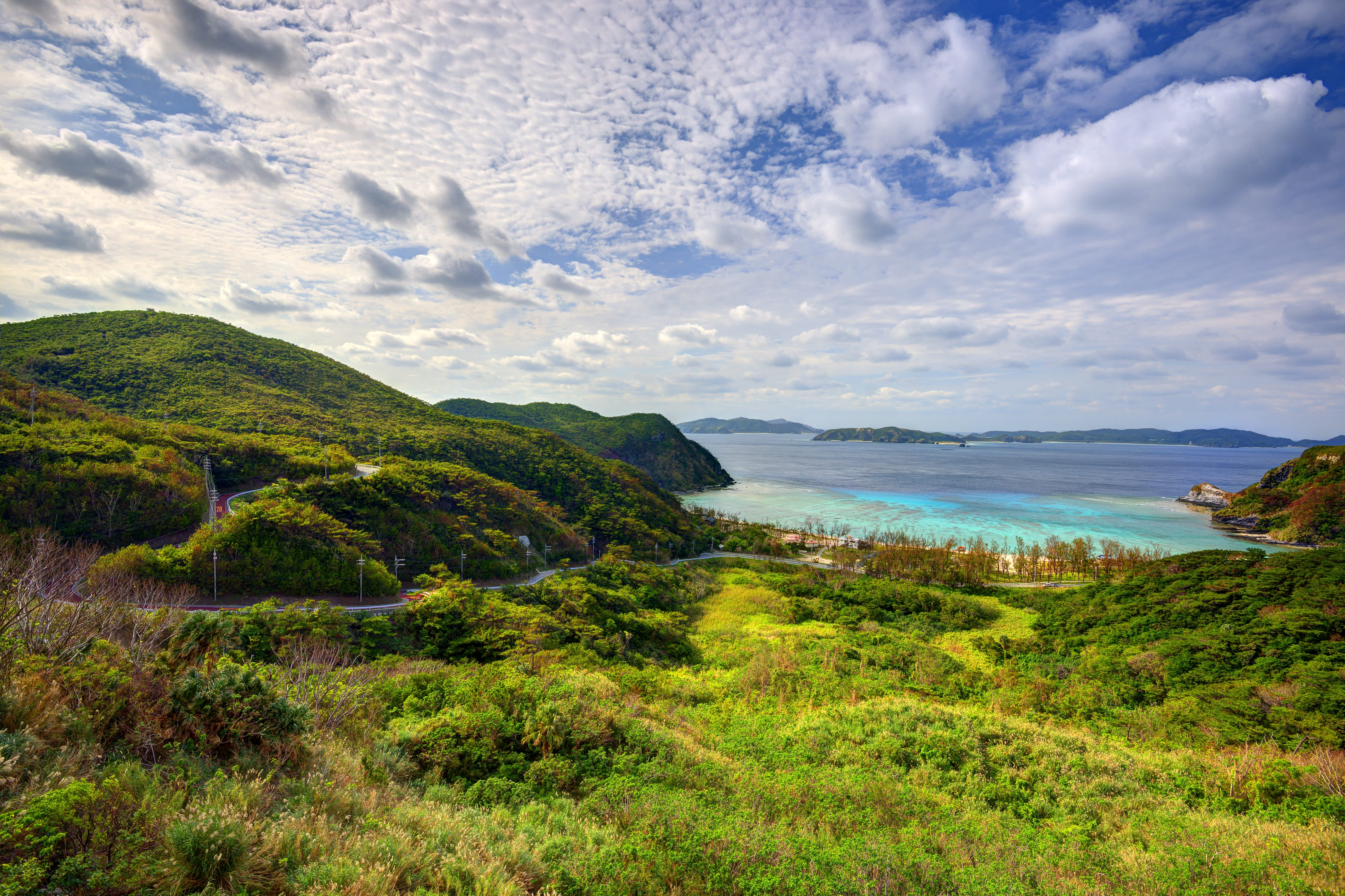 la côte de l’île de Tokashiki entre verdure et bord de mer au Japon